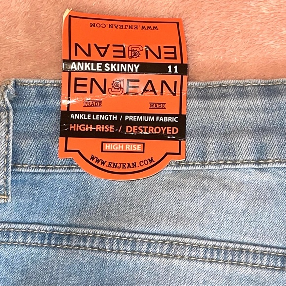 NWT High Rise Distressed Jeans - Picture 7 of 7